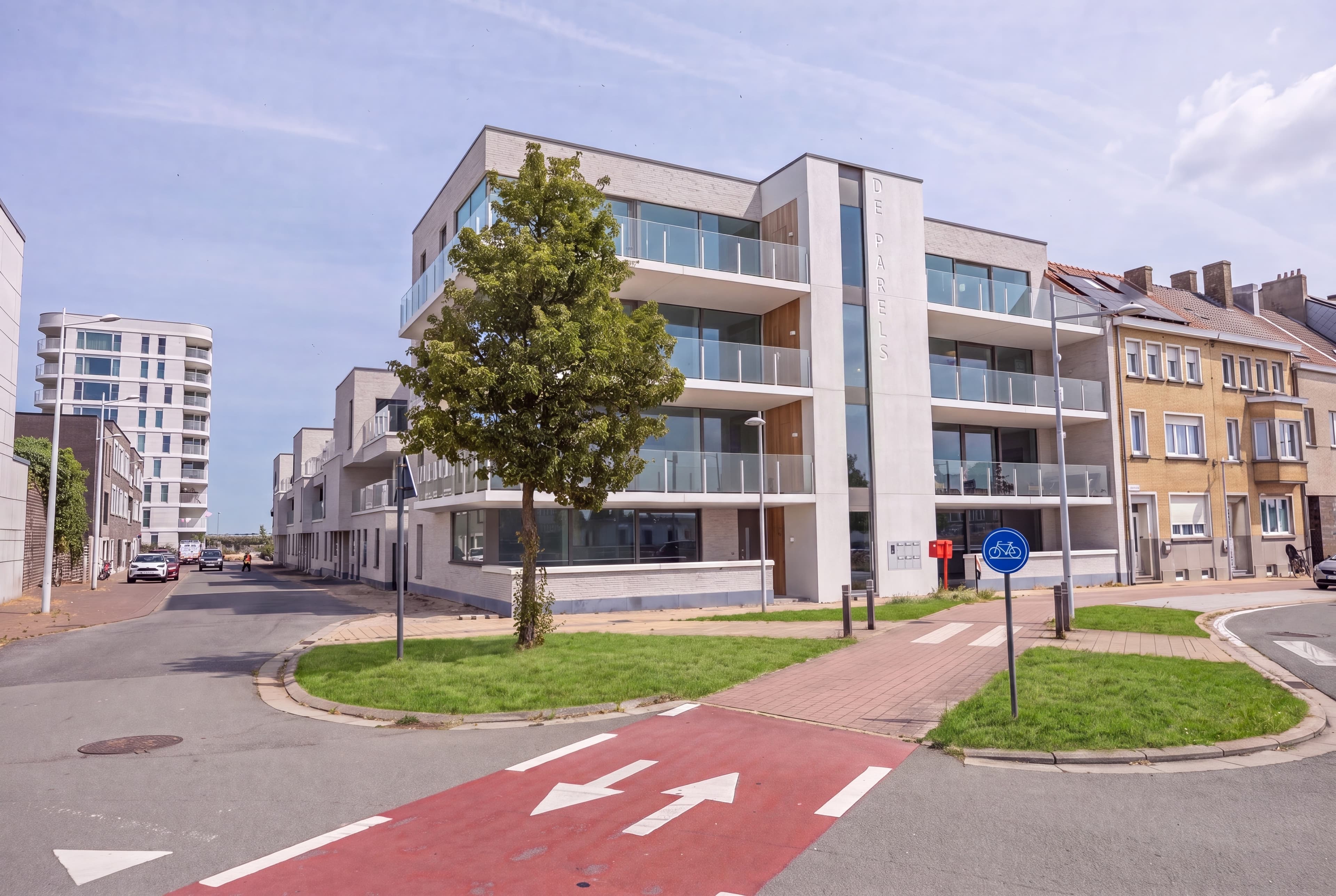 Residentie De Parels op een straathoek met fietspad