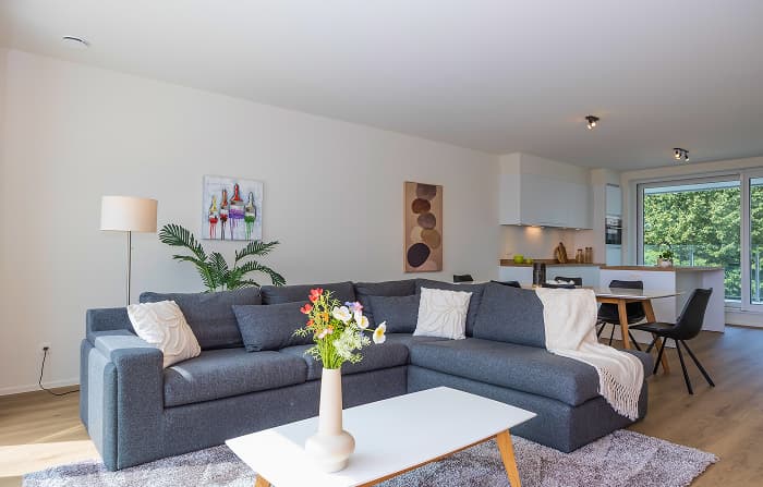 Woonkamer van De Parels met zicht op de keuken
