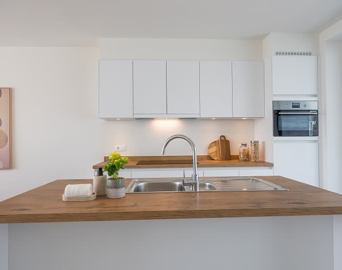 Keukeneiland van De Parels met houten werkblad