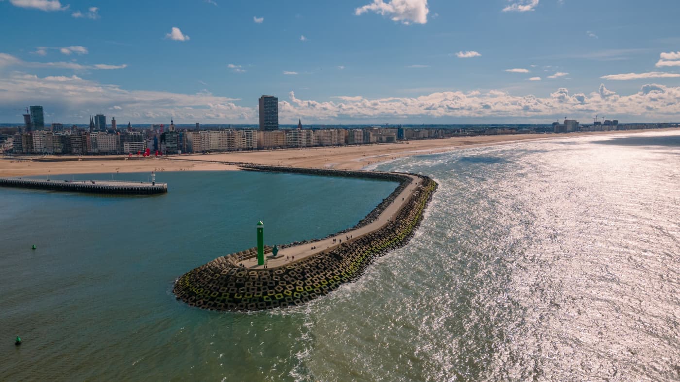 Luchtbeeld van de pier, het strand en de skyline van Oostende