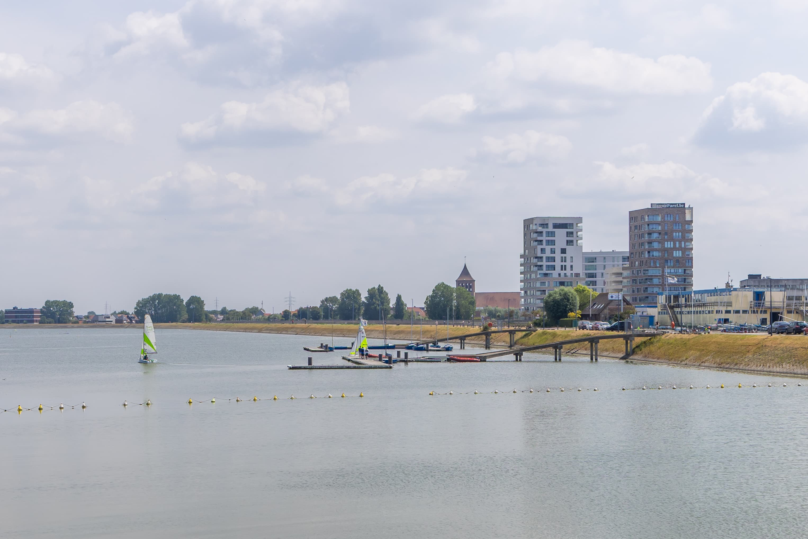 Zeilbootjes op de Spuikom met de skyline van Oostende